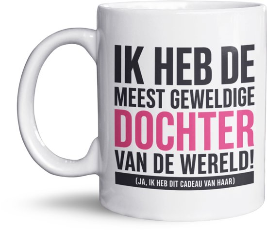 Witte mok met tekst: "IK HEB DE MEEST GEWELDIGE DOCHTER VAN DE WERELD! (JA, IK HEB DIT CADEAU VAN HAAR)"