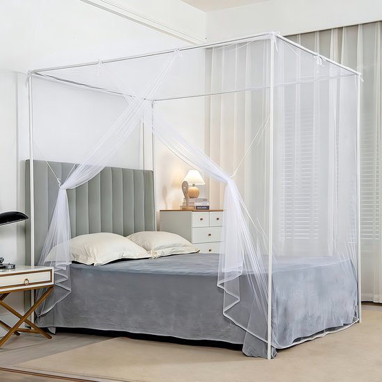 Een vierkante klamboe frame met witte klamboe boven een bed.