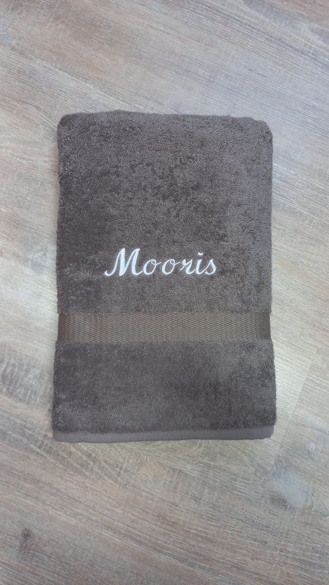 Gepersonaliseerde handdoek taupe met naam geborduurd