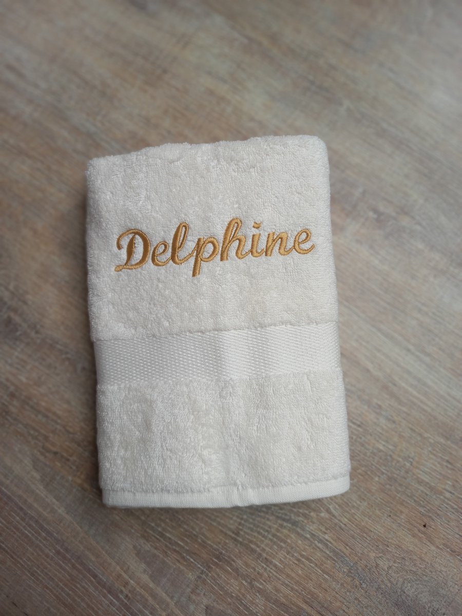 Gepersonaliseerde badhanddoek ecru met naam geborduurd