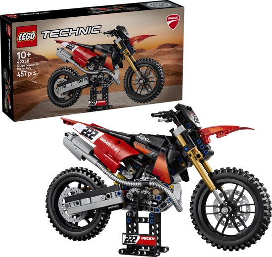 LEGO Technic Ducati Desmo450 MX Factory motorfiets met nummer 222, rode kuip, gouden voorvork en displaystandaard, naast de productverpakking.