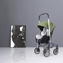 Legergroene kinderwagen op een marmeren vloer, met naast de kinderwagen een ingelijste close-up van de vering.