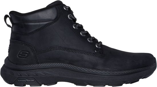Zwarte Skechers veterboot met satijnlook Swoosh op de zijkant en Goodyear zool.