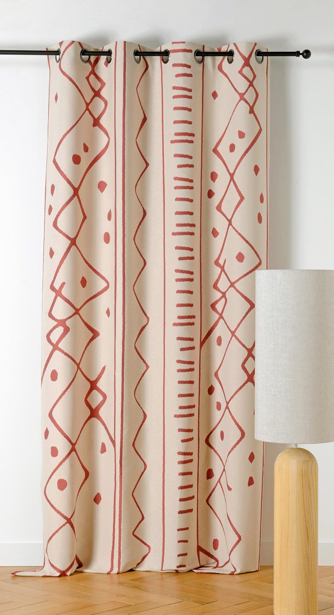 - Gordijn geweven en geverfd in Frankrijk – etnische stijl – afwerking met oogjes in geweerkleur – kleur: terracotta en natuurlijk katoen – afmetingen 140 x 260 cm – collectie Nazca