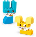 Twee DUPLO-figuren: een blauwe konijn met wortel en een gele muis met kaas.