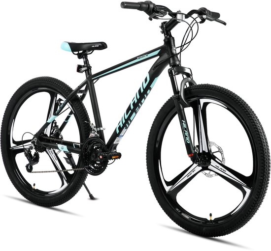 Zwarte mountainbike met blauwe accenten, aerodynamische velgen en een blauw zadel.
