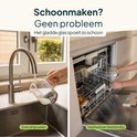 Glazen kan van melkopschuimer wordt onder de kraan afgespoeld, en een vaatwasser wordt gevuld met vaatwerk.