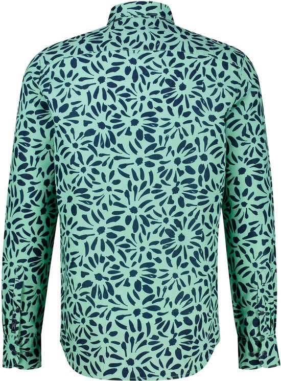 Achterkant van een mintgroen overhemd met lange mouwen en een all-over donkerblauwe bloemenprint.