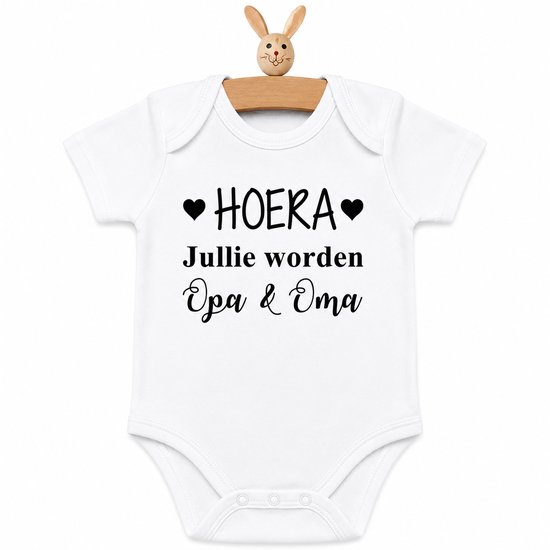 Wit babyrompertje met de tekst 'HOERA! Jullie worden Opa & Oma' in zwart.