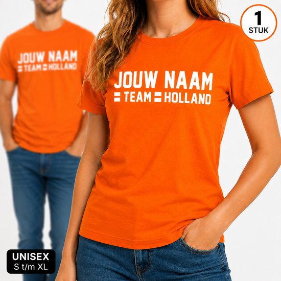 Unisex oranje T-shirt met de tekst 'JOUW NAAM = TEAM HOLLAND'. Model met de handen in de zakken. Beschikbaar in maten S t/m XL.