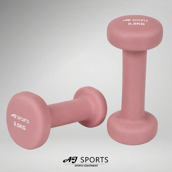 Een roze dumbbell ligt op zijn kant, een andere roze dumbbell staat rechtop. Beide zijn van AJ Sports en wegen 0,5 kg.