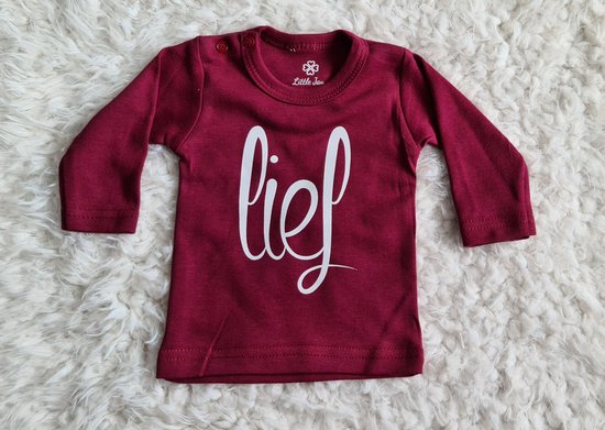 Bordeauxrode baby longsleeve met witte 'lief'-opdruk.