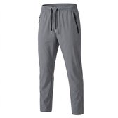Grijze sportbroek met zwarte veter en ritszakken.