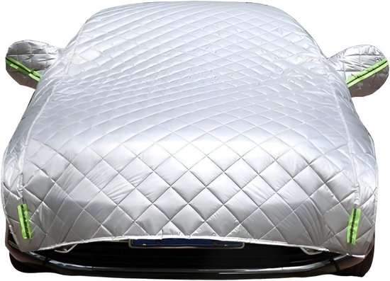 Vooraanzicht van een zilveren autohoes met ruitpatroon en groene reflecterende accenten, die een auto volledig bedekt.