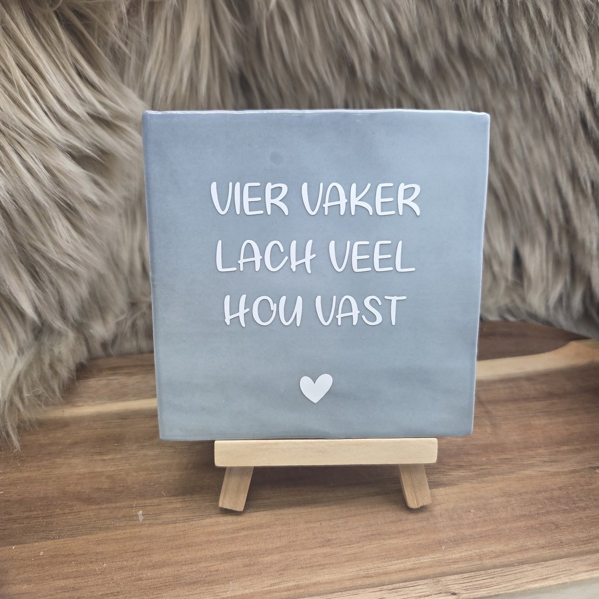 Robuust Wenstegeltje "Vier vaker lach veel" – Hip trendy tegeltje – Cadeau voor Nieuwe Woning, Housewarming of Gezinscadeau – Sfeervol en Persoonlijk - Vriend(in) - Zomaar – Trendy nu – Decoratief Tegeltje met Standaard – Cadeau Idee