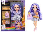 Paarse pop Violet Willow in doos en los, met chihuahua, koffie, baguette en tas.