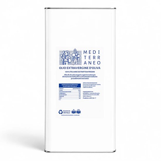 Grote metalen container met olijfolie, met label met "MEDITERRANEO OLIO EXTRAVERGINE D'OLIVA" en voedingsinformatie.