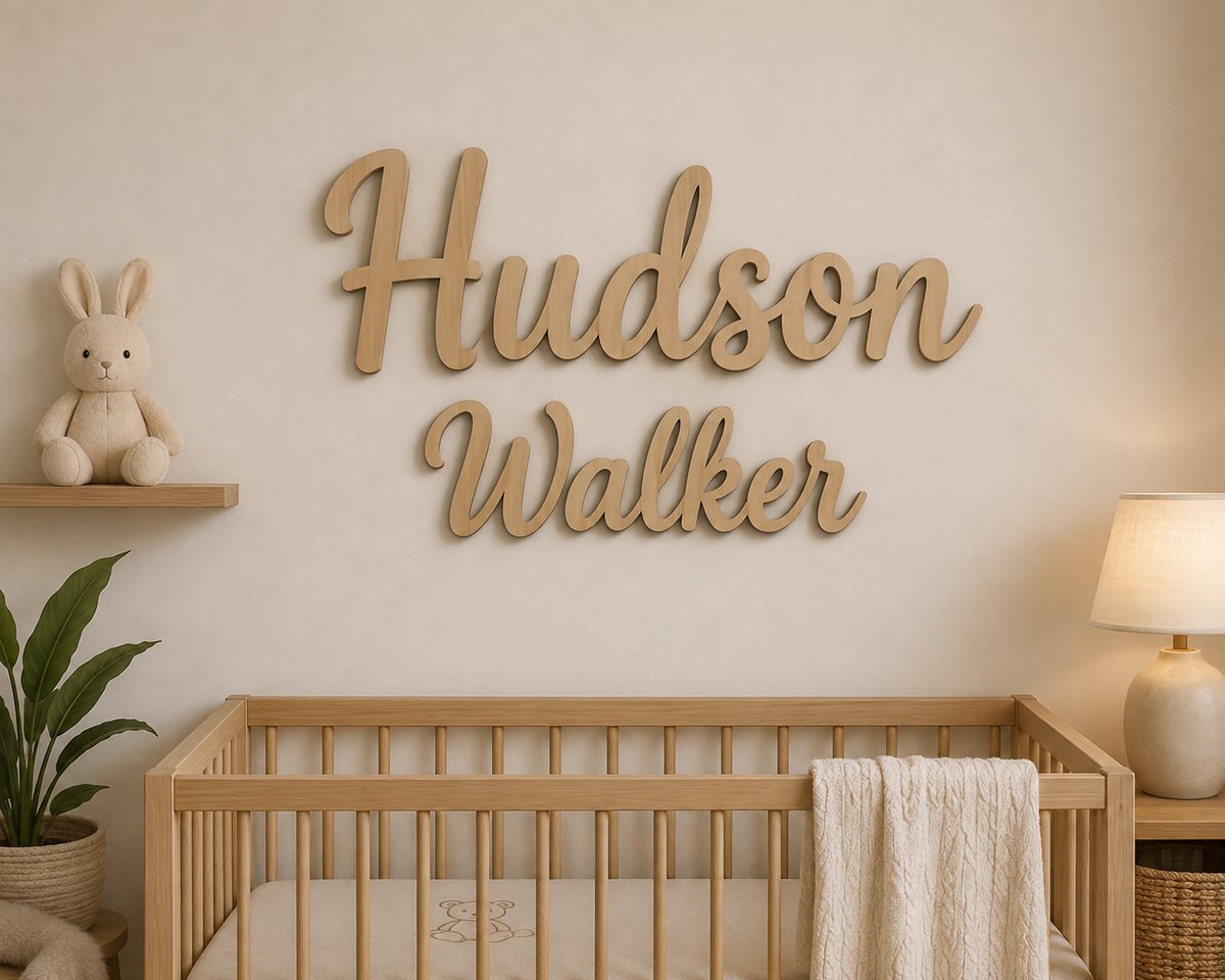 Gepersonaliseerde Houten Naam Muurdecoratie Babykamer – 60 x 40 cm – Luxe Script Lettertype – 5 mm Multiplex – Natuurlijk Hout/ baby