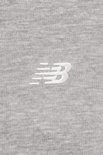 Detail van de stof van een grijze New Balance sweater met geborduurd wit logo.