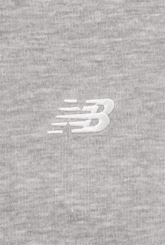 Detail van de stof van een grijze New Balance sweater met geborduurd wit logo.