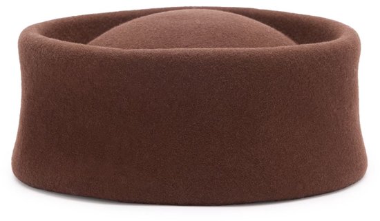 Chapeau pillbox en laine marron avec un dessus plat et une bordure haute.