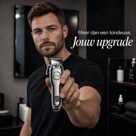 Man met een zilverkleurige Royce tondeuse met digitaal display, die de tondeuse vasthoudt.