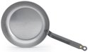 De Buyer koekenpan 28 cm van plaatstaal met zwart handvat. Logo 'DE BUYER' en 'FRANCE' op handvat.