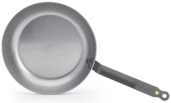 De Buyer koekenpan 28 cm van plaatstaal met zwart handvat. Logo 'DE BUYER' en 'FRANCE' op handvat.
