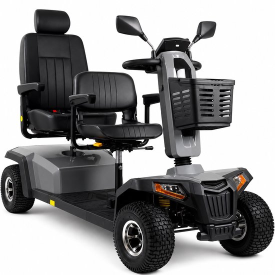 Grijze 2-persoons scootmobiel met twee zwarte lederen stoelen, een mandje voorop en grote offroad banden.