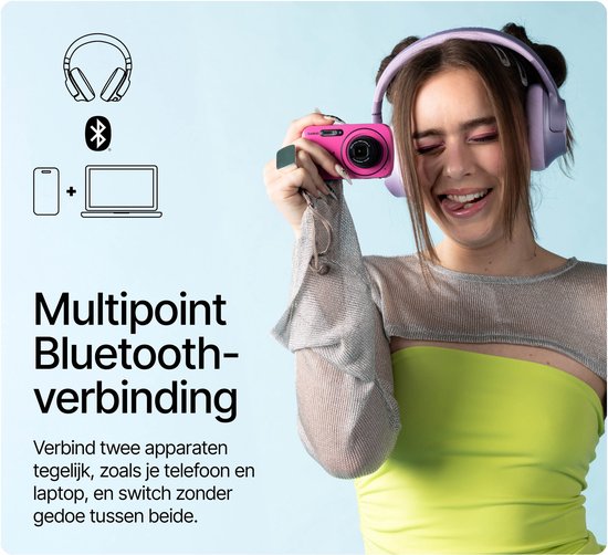 Jongedame met paarse koptelefoon en zonnebril, houdt roze camera vast. Beeld toont koptelefoon, Bluetooth-icoon en laptop/telefoon-icoon. Tekst: Multipoint Bluetooth-verbinding.