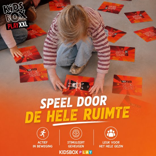 Een blond kind knielt op de grond, omringd door verspreide kaarten. De tekst 'SPEEL DOOR DE HELE RUIMTE' staat onderaan.