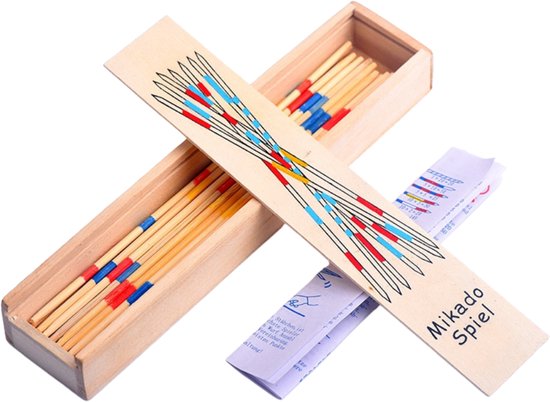 Houten kistje met mikadostokjes en deksel met 'Mikado Spiel' en stick figuren. Instructies liggen ernaast.