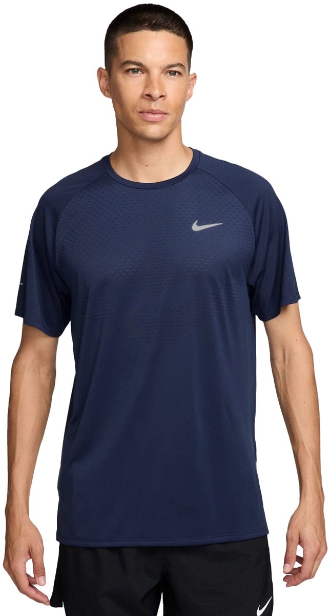 Nike dri-fit advantage stride top in de kleur marine. Blauw