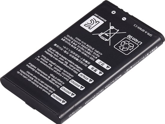 Zwarte oplaadbare batterij voor de Nintendo 3DS XL met waarschuwingssymbolen, recyclinglogo, 'Li-ion 00' en tekst 'MADE IN CHINA'.