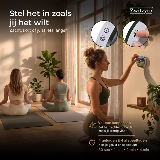 Drie vrouwen in yoga-outfits, één stelt de Zwitzyro in die volume en speeltijd aanpast.