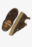 Bovenaanzicht van donkerbruine suède sneakers met dikke, crèmekleurige veters en teddy voering. De schoenen hebben een crèmekleurige zool.