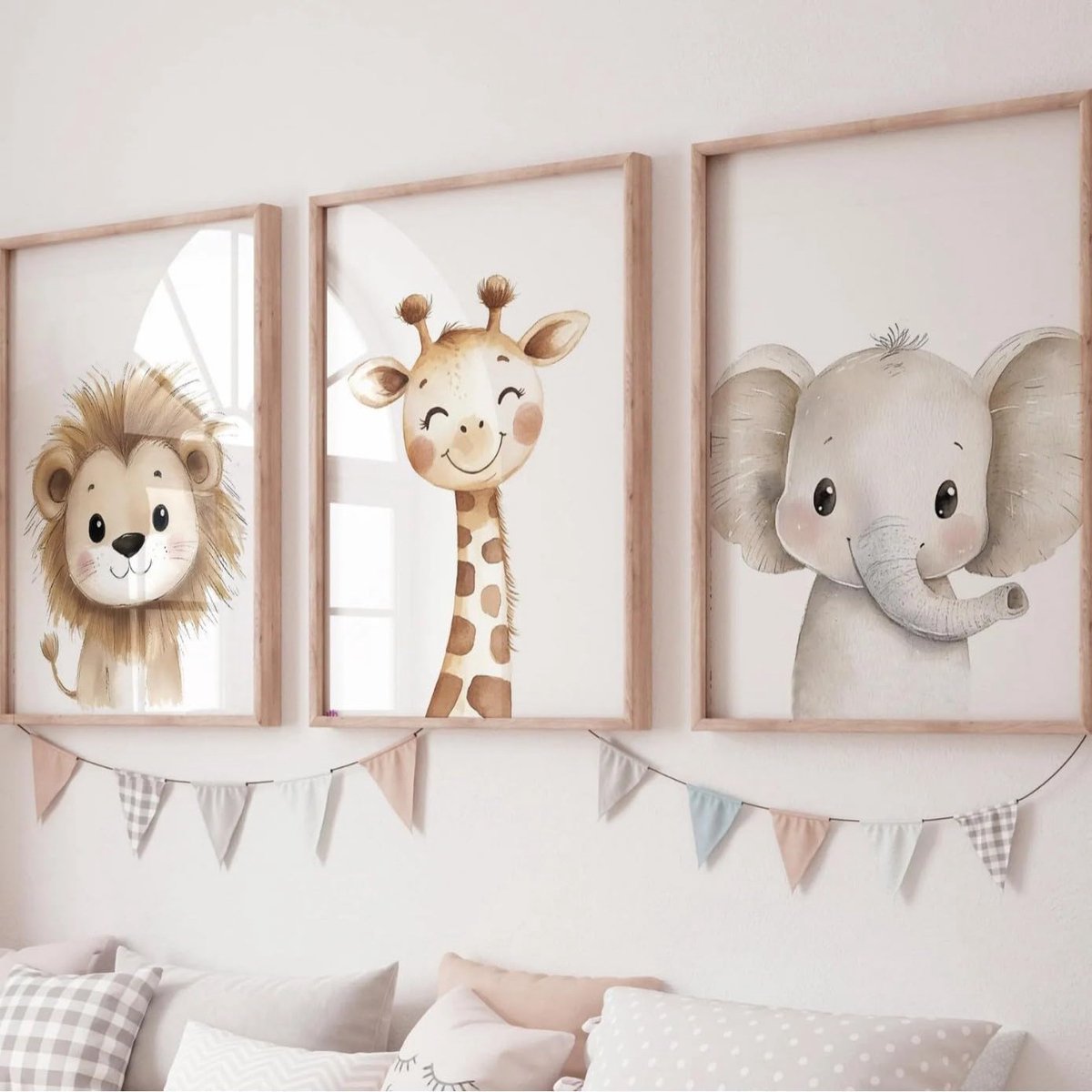 SnelShoppen - Set van 3 Kinderkamer Posters - Schattige Safari Dieren - Leeuw, Olifant, Giraffe - Canvas Wanddecoratie voor Baby- en Kinderkamers - Vr