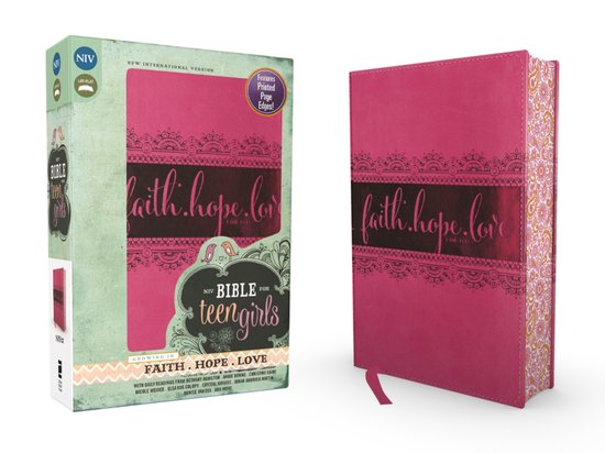 Roze Bijbel voor tienermeisjes met 'faith. hope. love' op de voorkant en bedrukte paginaranden.