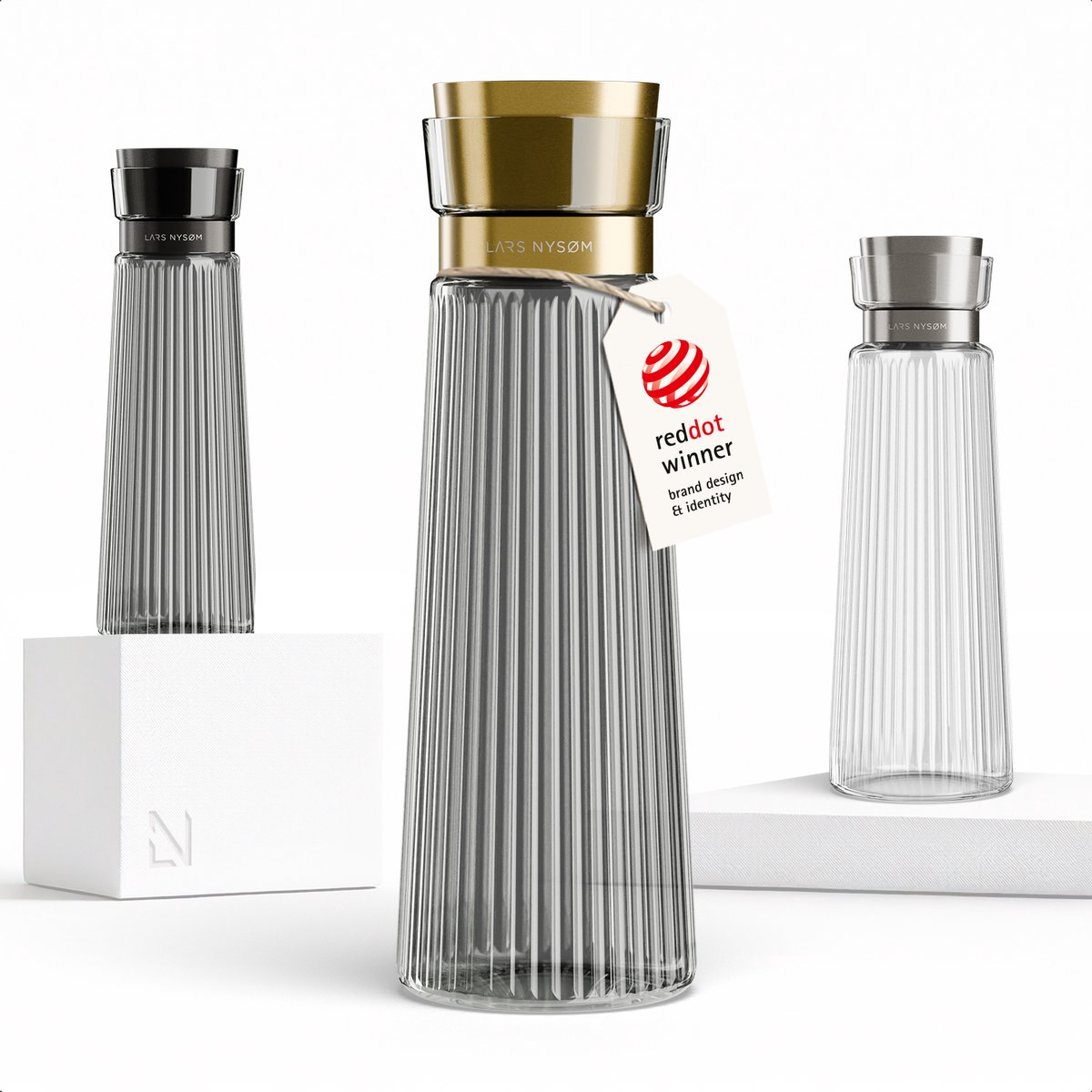 LARS NYSØM Bækvand Waterkaraf 1L met Roestvrijstalen Deksel & Zeef - Elegante Glazen Karaf & Schenkkan voor Sap, Thee & Limonade - Vaatwasmachinebestendig (Graphite/Brushed Gold)