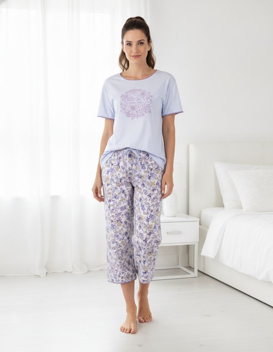 Model met lichtblauw pyjama met korte mouwen en paarse bloemenprint