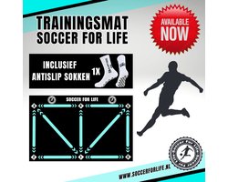 Soccer For Life® - Voetbalmat - 90x60 cm - Dribbelmat - Trainingsmateriaal - Voetbal Trainingsmateriaal - Voetbal spullen - Voetbal tapijt - Skills mat - Opvouwbaar - Antislip - Sportmat - Inclusief antislip sokken