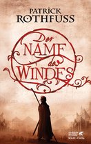 Boekomslag met de titel 'Der Name des Windes' in rode letters binnen een cirkelvormig ornament. Een figuur met een staf staat op de voorgrond.