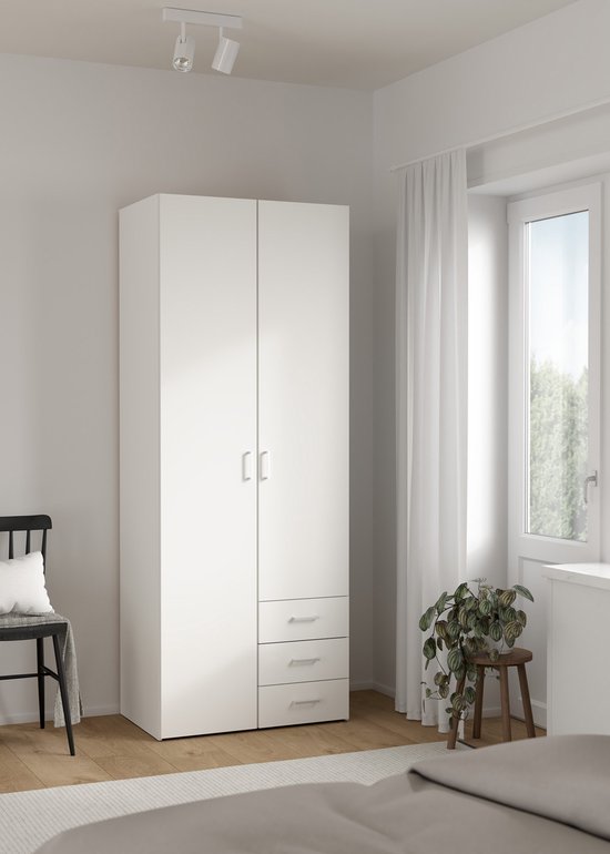 Witte kledingkast met twee deuren en drie lades, in een slaapkamer.