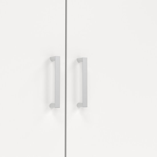 Close-up van twee zilverkleurige, rechthoekige handgrepen op een witte kastdeur.
