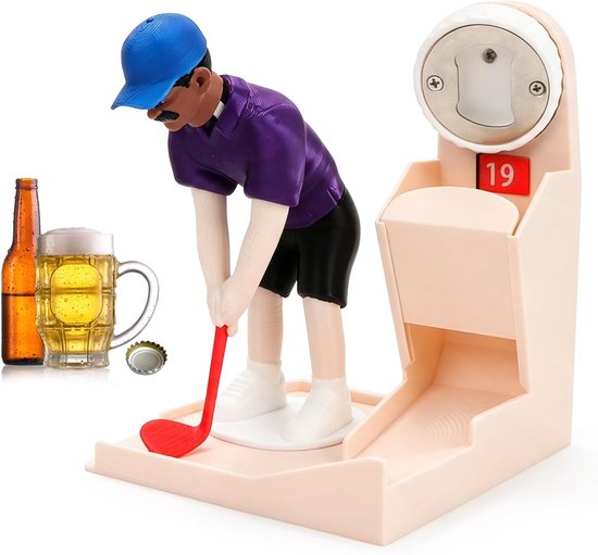 Ouvre-bouteille de golf avec une figurine de golfeur en polo violet et casquette bleue, tenant un club de golf rouge. À côté d'un verre de bière, d'une bouteille et d'un bouchon.