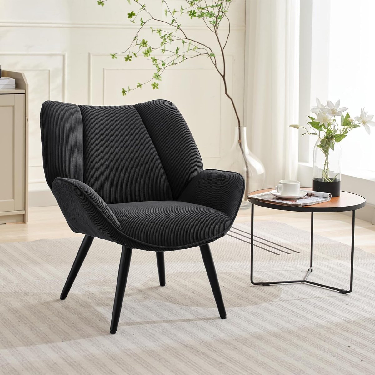 Moderne accentstoel - Gestoffeerde fauteuil - Brede, uitlopende armleuningen - Stevige metalen poten - Brede, comfortabele zitting - Zwart