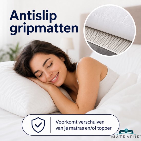 Een vrouw slaapt op een kussen. Overlays tonen een antislipmatje en de tekst 'Voorkomt verschuiven van je matras en/of topper'.