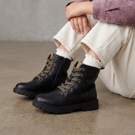Zwarte Muyters veterboots met hartjesdetails en olijfgroene veters, gedragen onder een beige broek.