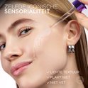 Vrouw met heldere huid, druppel serum uit pipet op haar wang. Lichtgewicht textuur, plakt niet, niet vet.