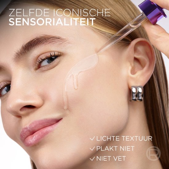 Vrouw met heldere huid, druppel serum uit pipet op haar wang. Lichtgewicht textuur, plakt niet, niet vet.